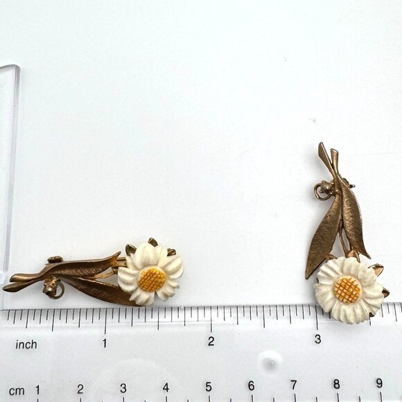 Daisy Flower Set of 2 Gold-Tone Brooch Pin White Enamel Accents Vintage - Picture 2 of 8